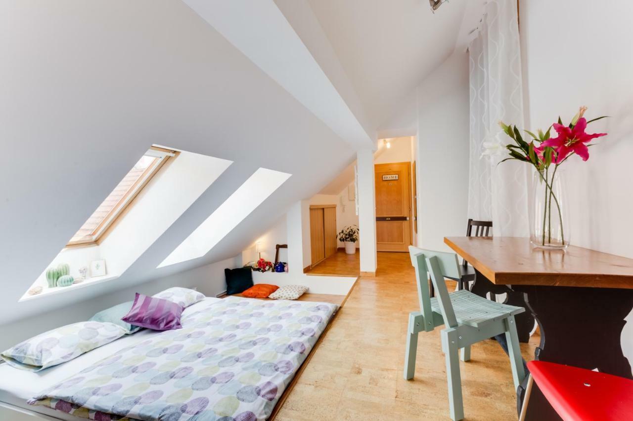 Charles Bridge Loft Apartment Prag